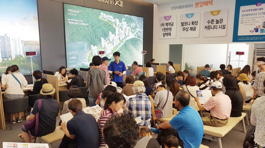 GS건설이 지난 6일부터 경기도 안양6동에 분양 중인 안양씨엘포레자이의 견본주택에 방문객들이 붐비고 있다. GS건설 제공